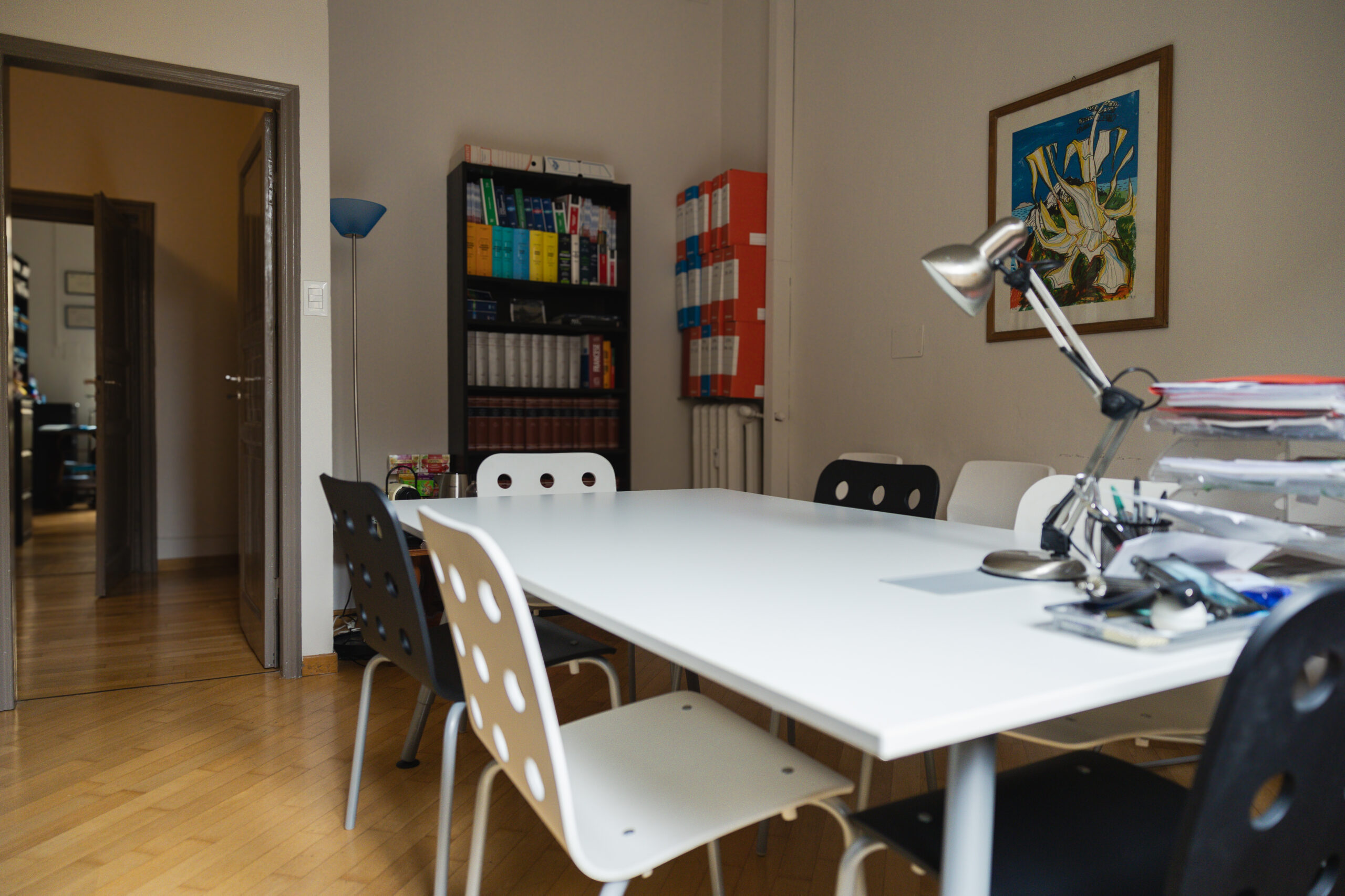 Sala riunioni con tavolo e sedie