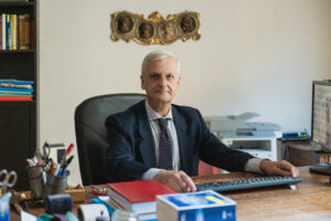 Foto Avvocato dietro scrivania